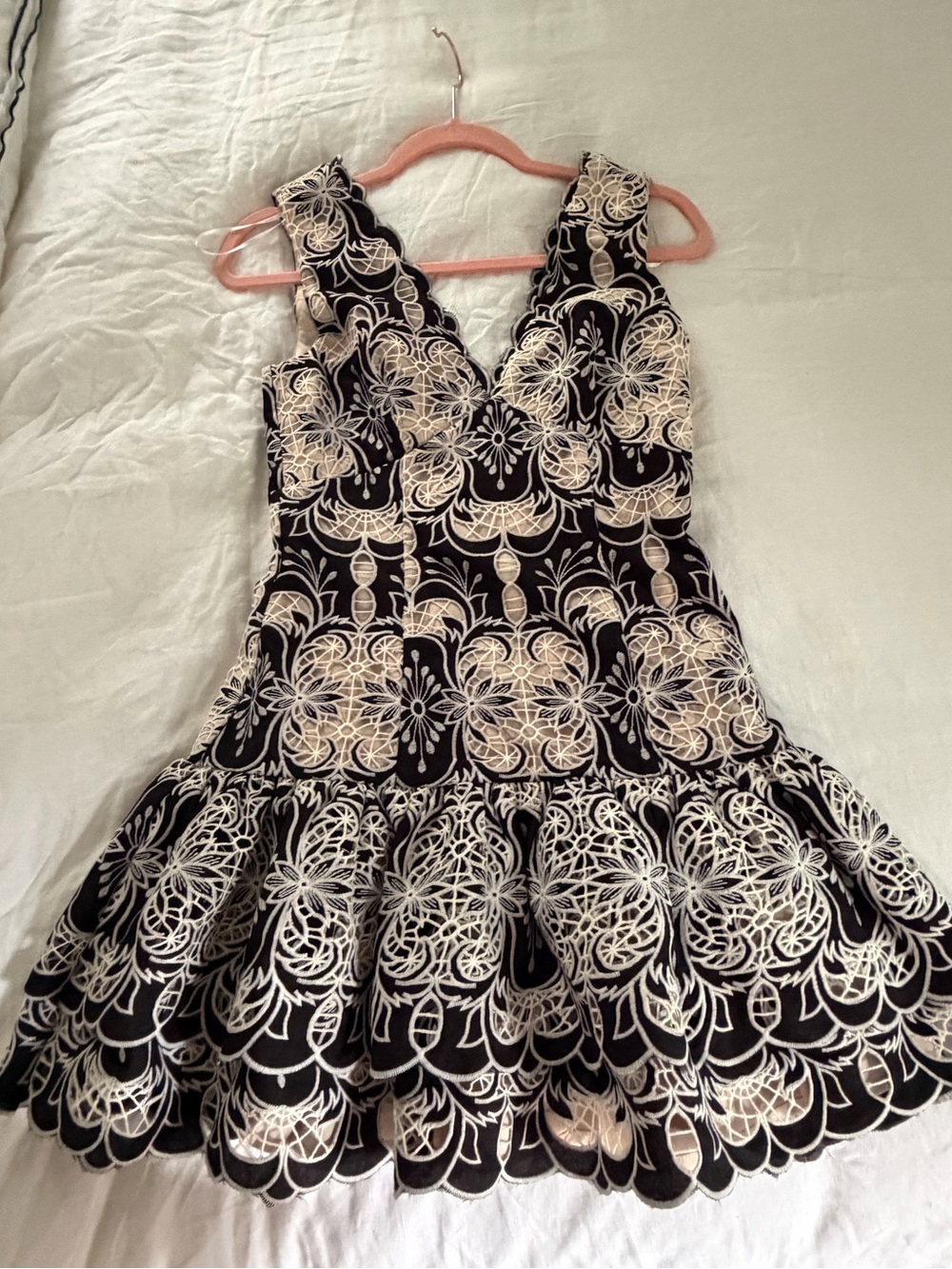 elliatt jolie black & white floral embroidered v-neck tiered mini dress small